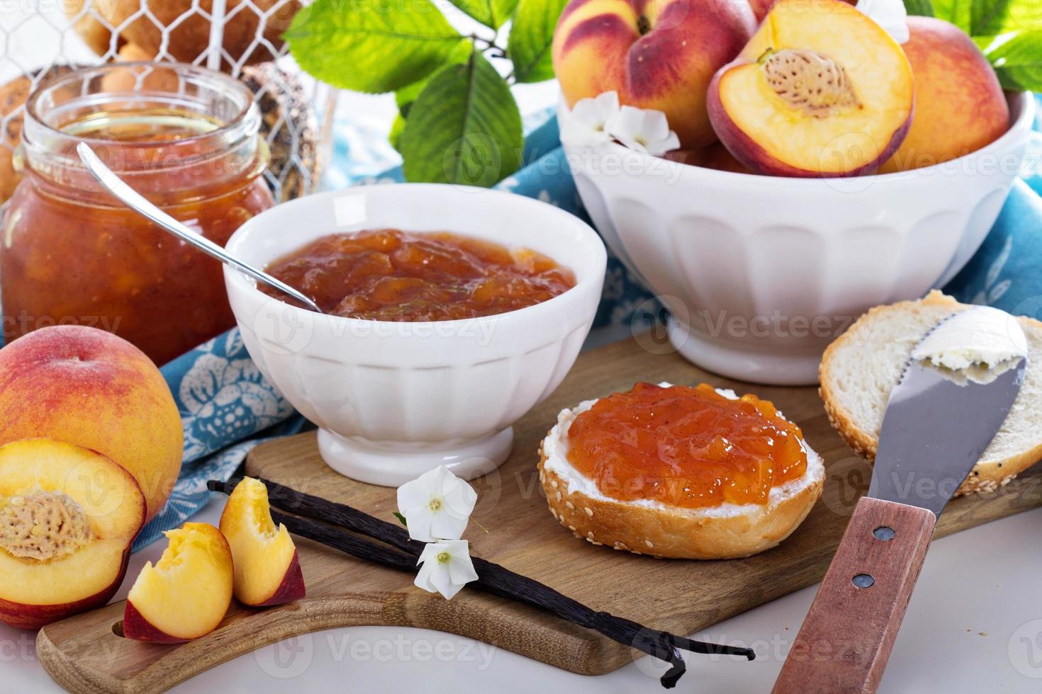 Vanille-Pfirsich-Marmelade in einer Schüssel foto