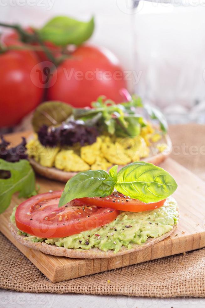 Veganes Sandwich mit Avocado, Gemüse und Tofu foto