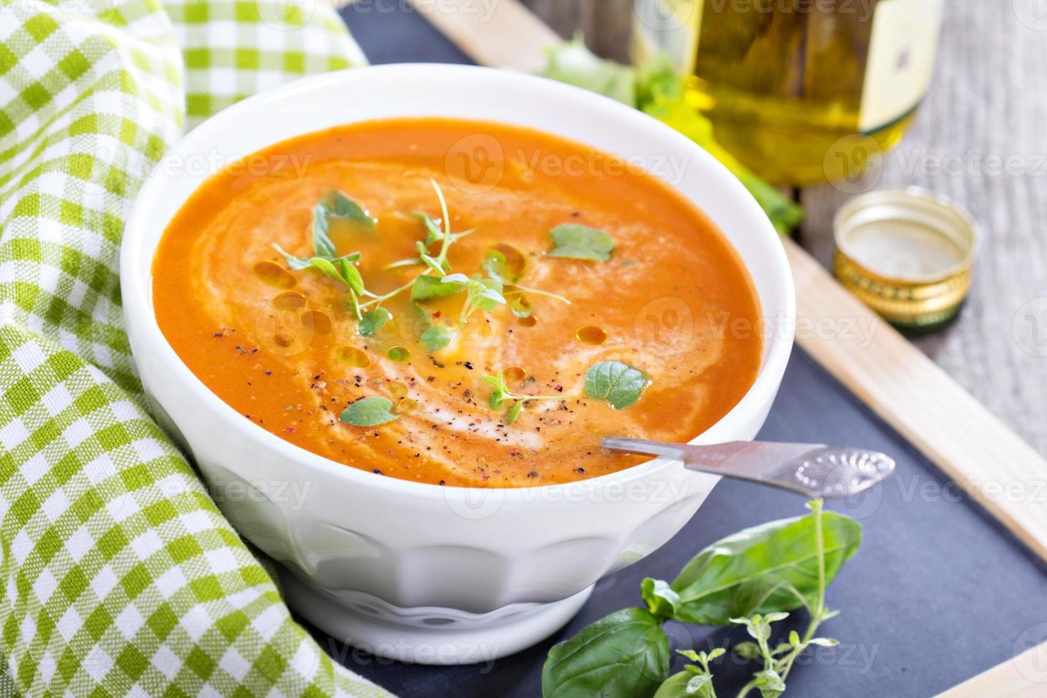 Tomatensuppe in weißer Schüssel foto