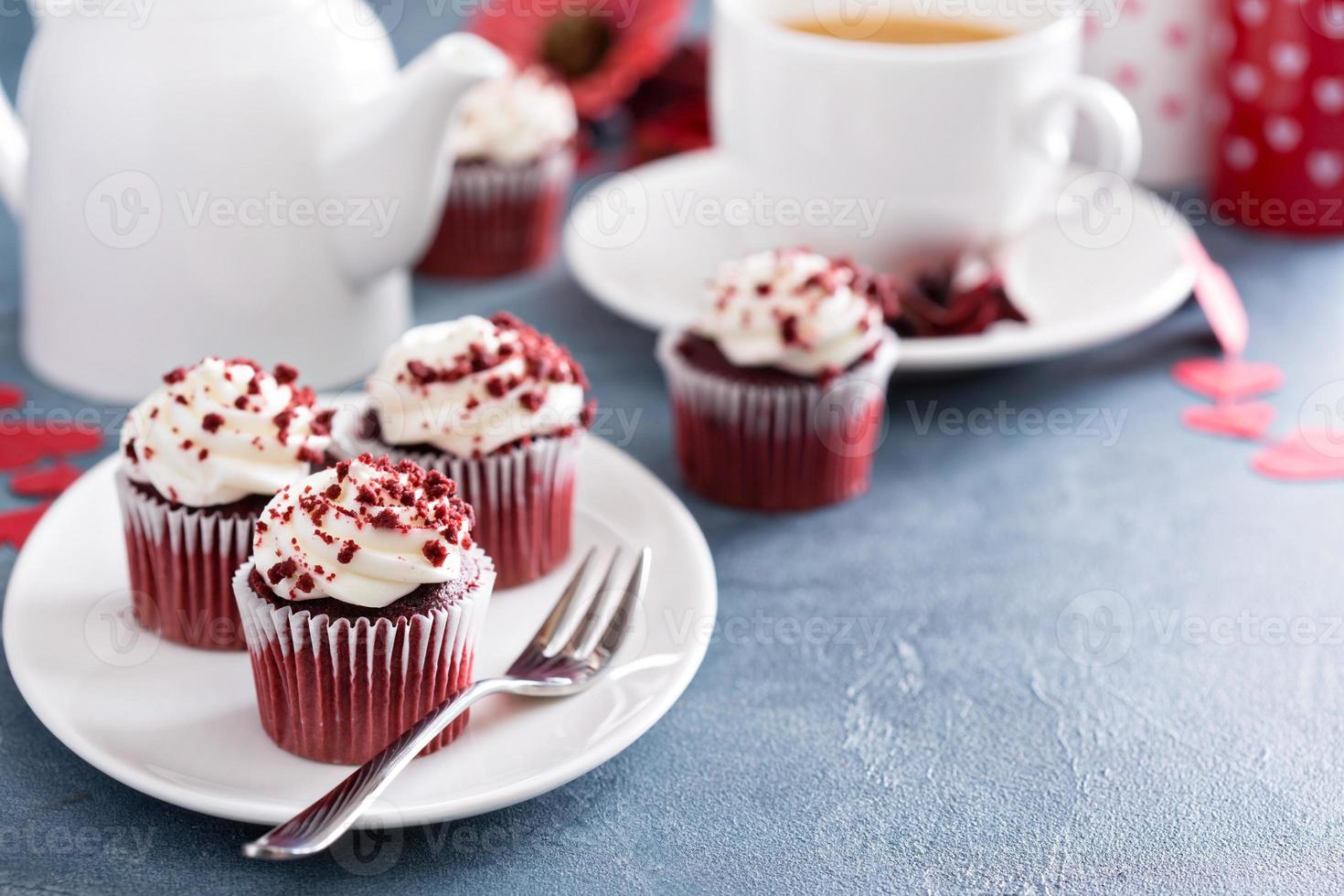 Red Velvet Cupcakes zum Valentinstag foto