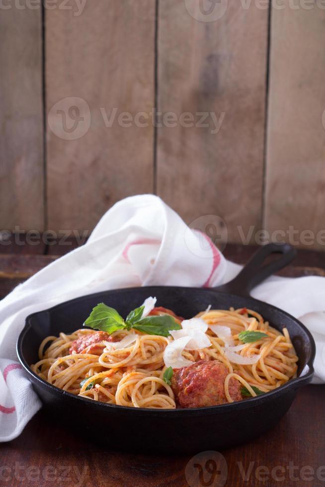 Spaghetti mit Putenfleischbällchen foto