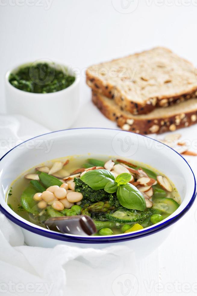 Minestrone-Suppe mit grünem Frühlingsgemüse foto