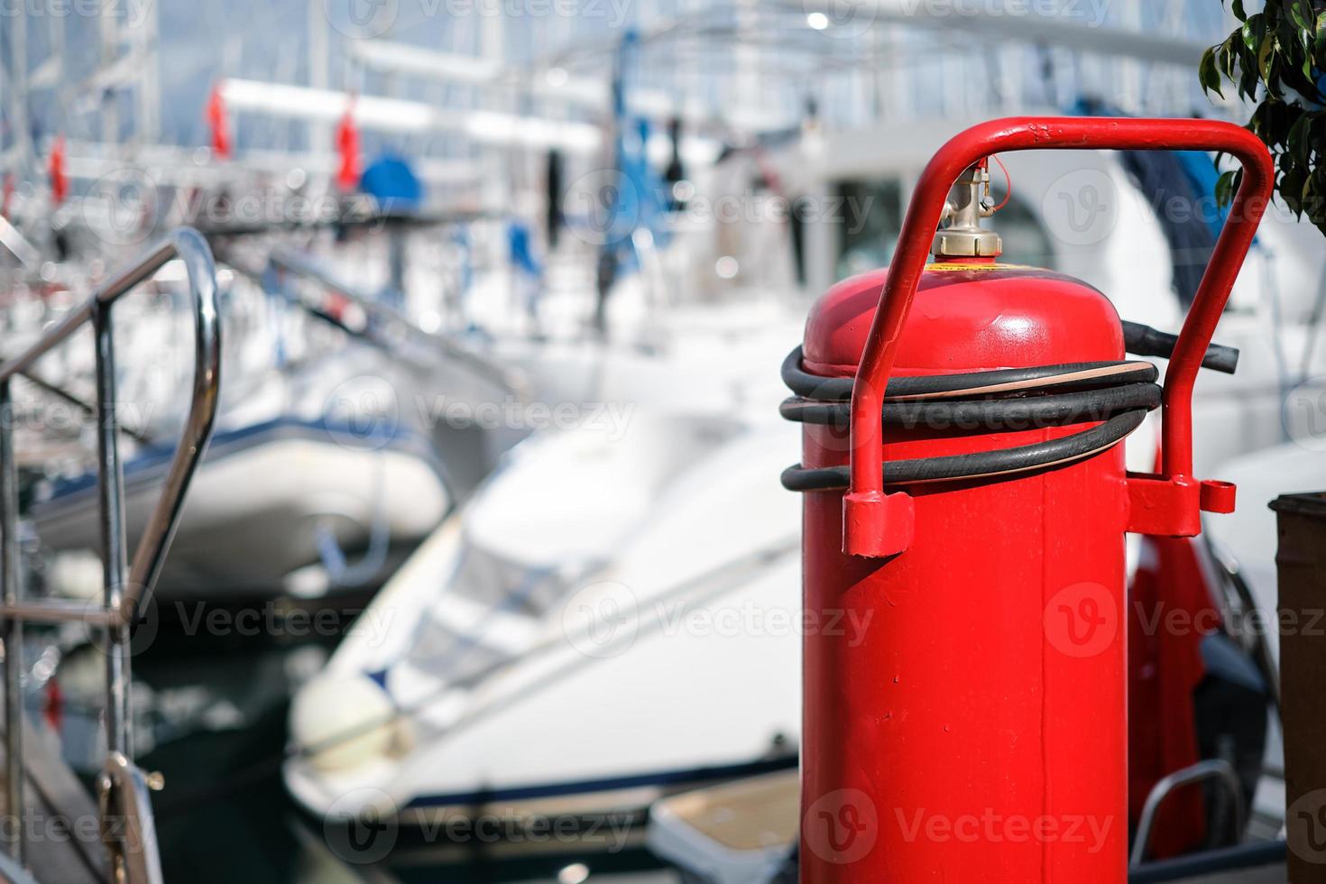 Feuerlöscher Nahaufnahme auf dem Liegeplatz des Yachtclubs, unscharfer Hintergrund. Bereitstellung von Brandschutz und Sicherheitsprävention. foto