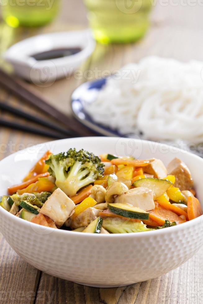 Tofu unter Rühren mit Gemüse anbraten foto