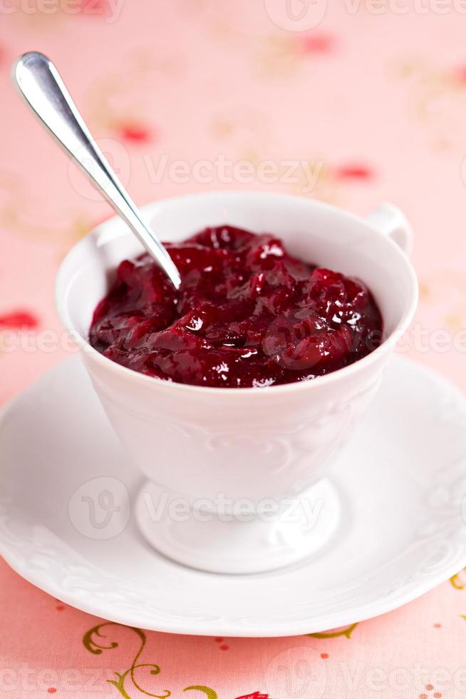 hausgemachte Cranberry-Sauce in einer Tasse, Urlaubsrezept foto