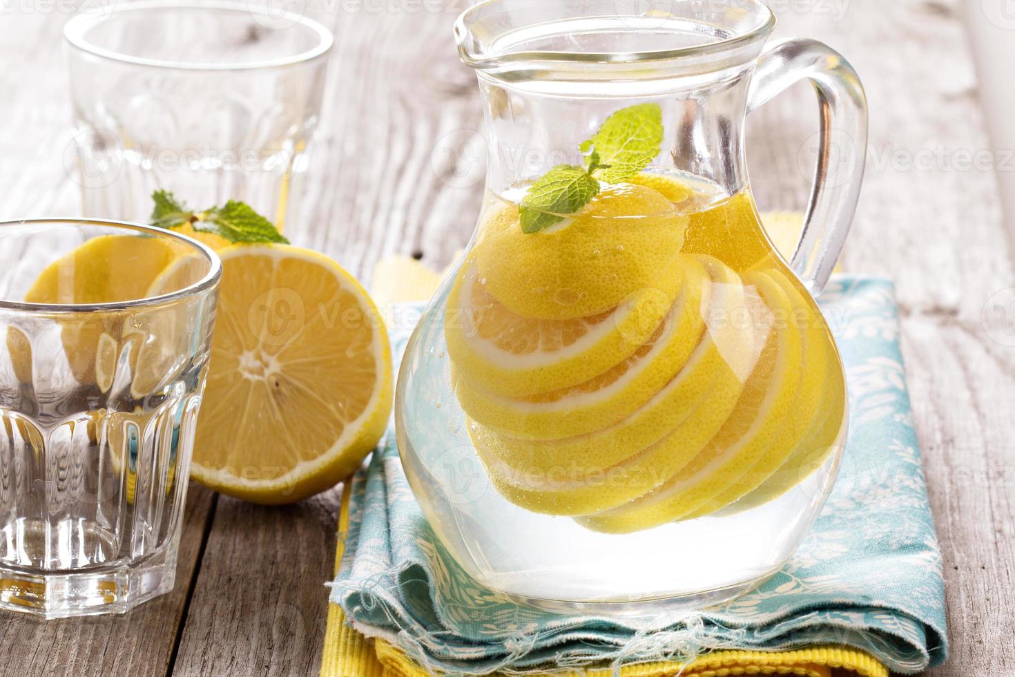 Limonade mit Minze und Zitrone foto