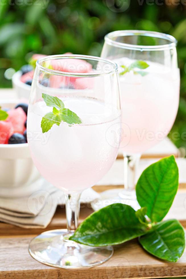 kaltes Wassermelonengetränk auf dem Tisch im Freien foto