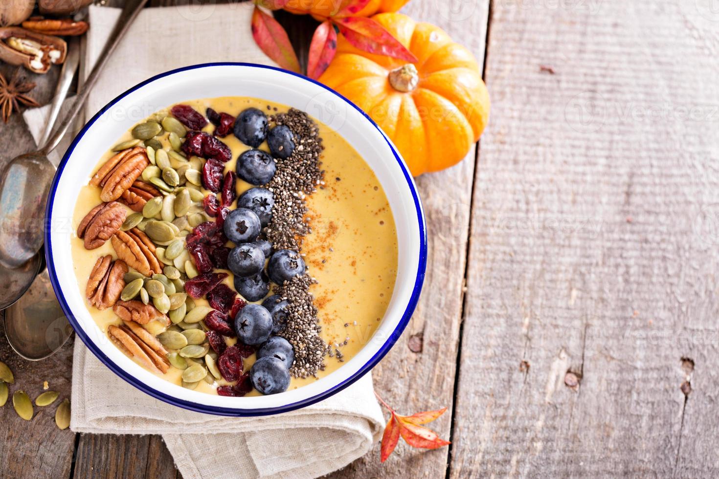 Kürbis-Smoothie-Bowl mit Chiasamen, Pekannüssen, Preiselbeeren foto