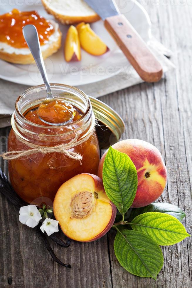 Vanille-Pfirsich-Marmelade in einer Schüssel foto