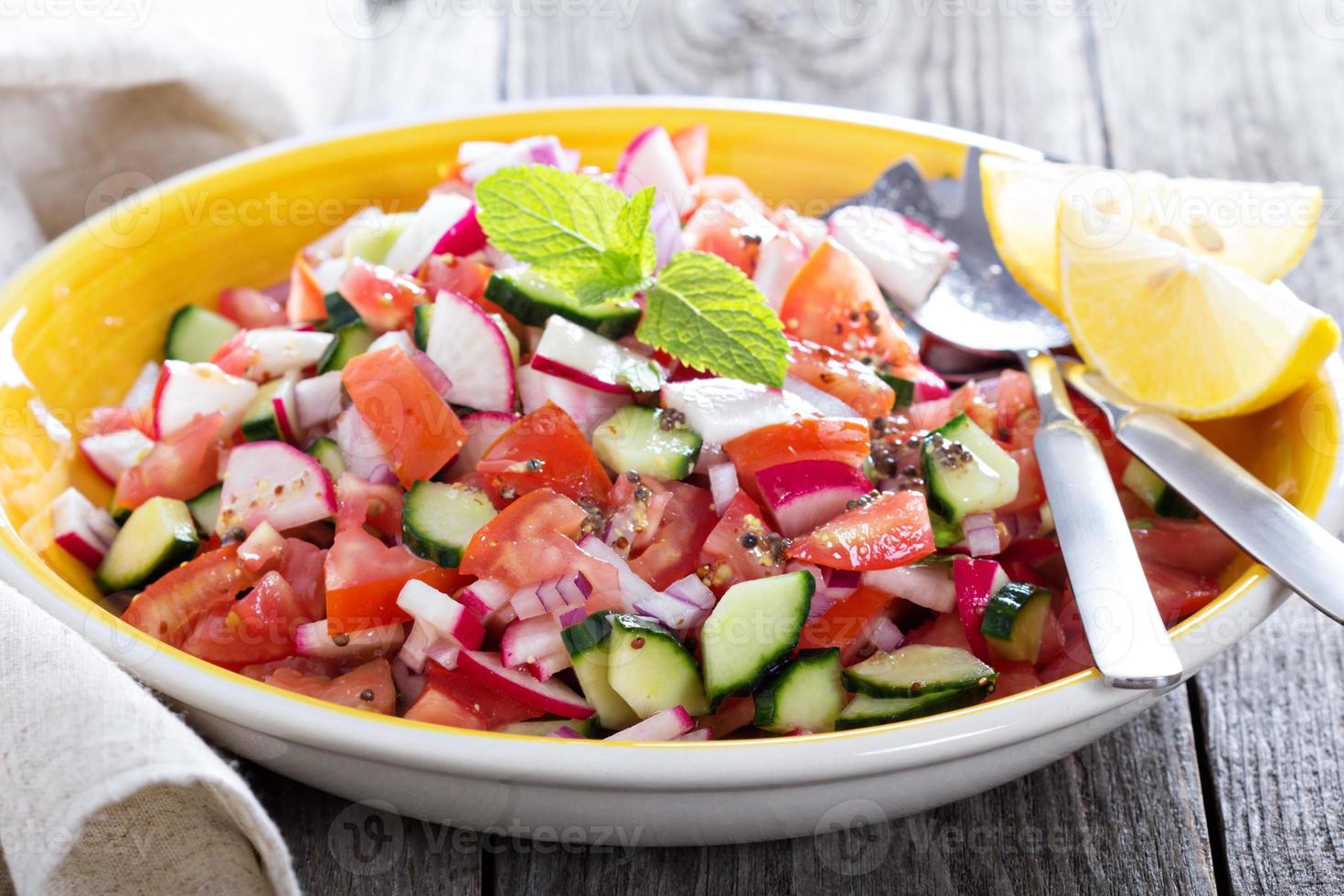 frischer Gemüsesalat mit Senfdressing foto