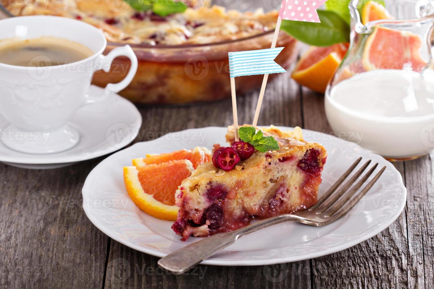 leckerer kuchen mit orange, apfel und preiselbeeren foto