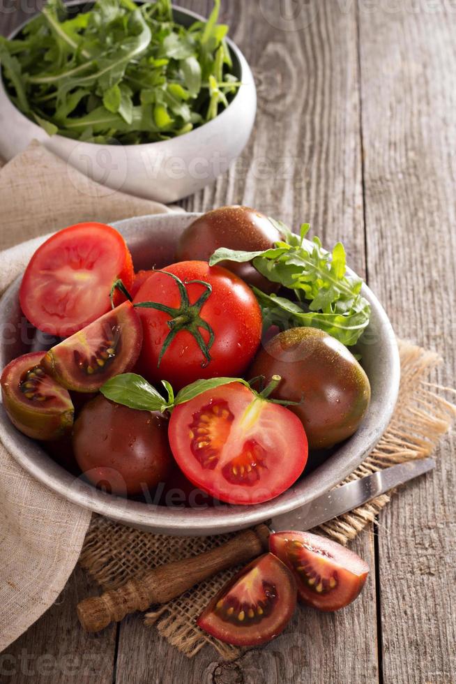 Reife frische Tomaten in einer Schüssel foto