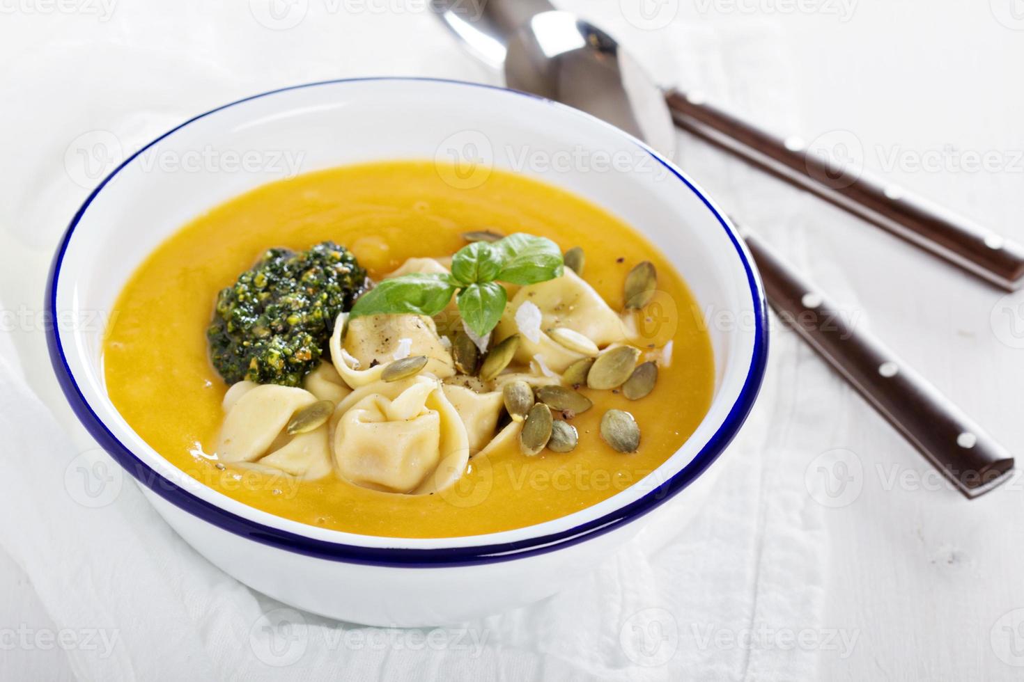 Kürbiscremesuppe mit Käse-Tortellini foto