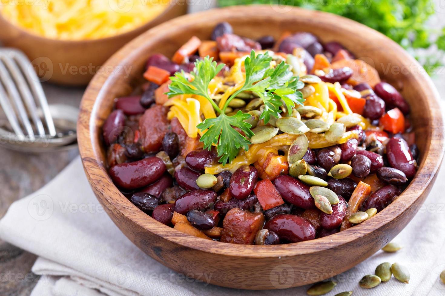 vegetarisches Chili mit roten und schwarzen Bohnen foto