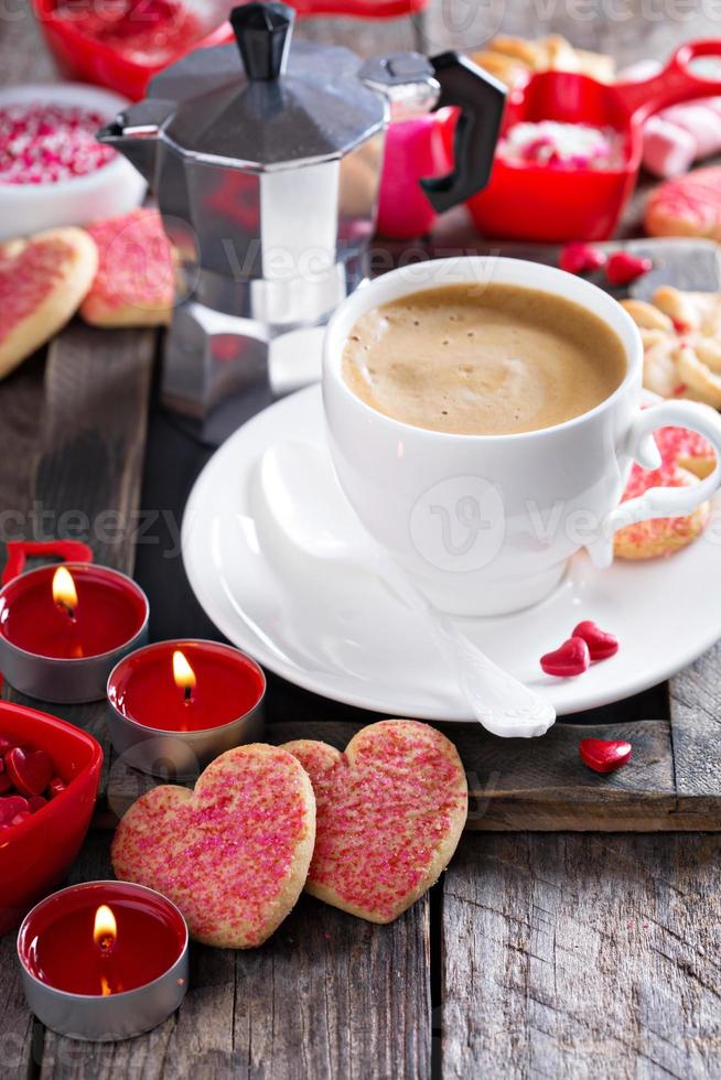 kaffee zum valentinstag mit keksen foto