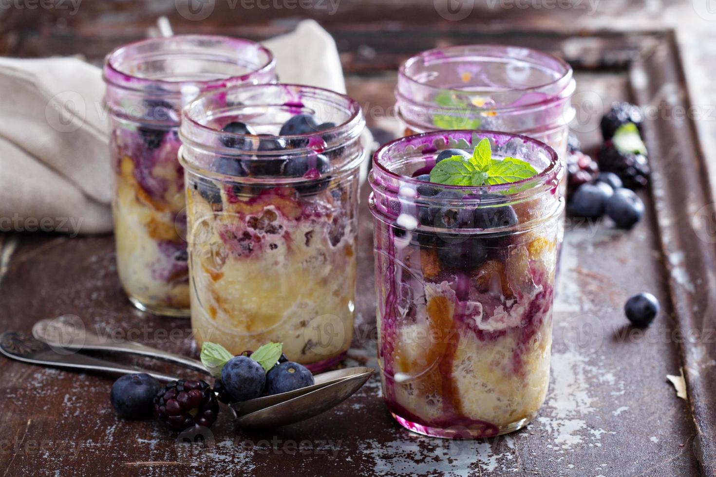 Brot-Beerenpudding in Weckgläsern foto