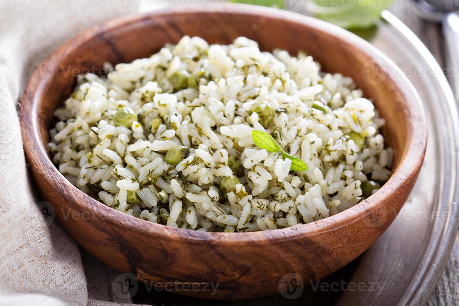 grüner reis mit kräutern foto