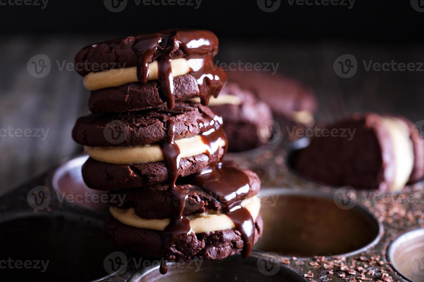 Schokoladen-Brownie-Kekse mit Sahnefüllung foto