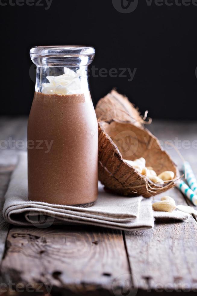 Gesunder veganer Schoko-Kokos-Shake foto