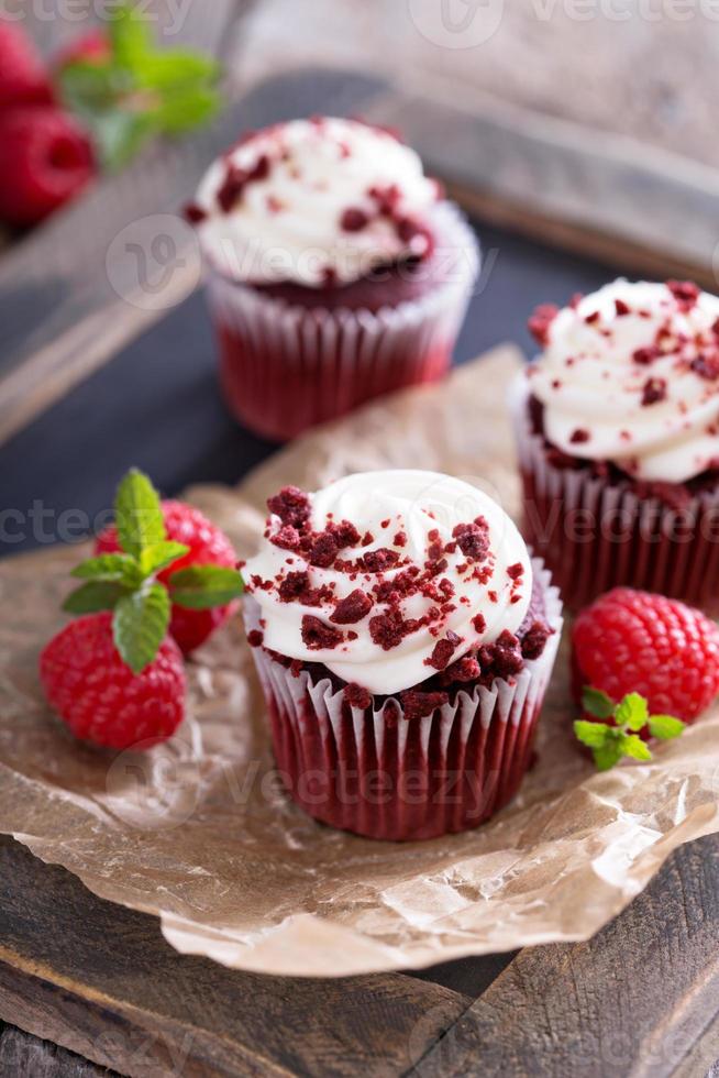 Red Velvet Cupcakes auf Pergament foto
