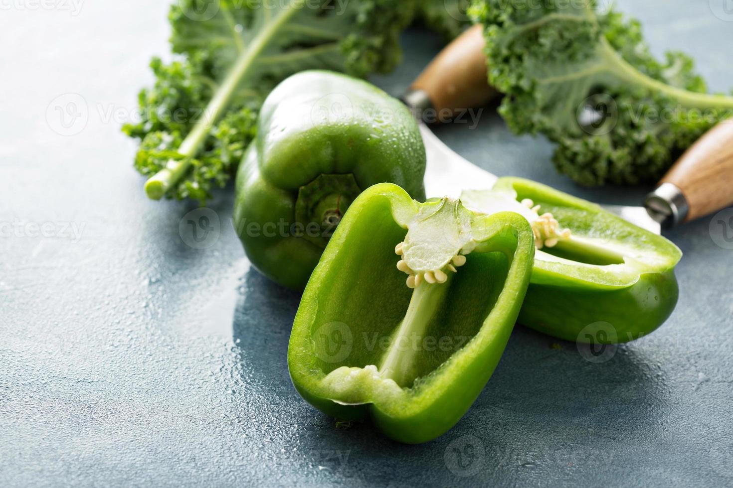 frischer grüner paprika auf dem tisch geschnitten foto