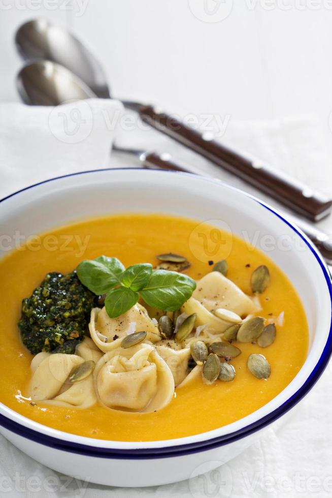 Kürbiscremesuppe mit Käse-Tortellini foto