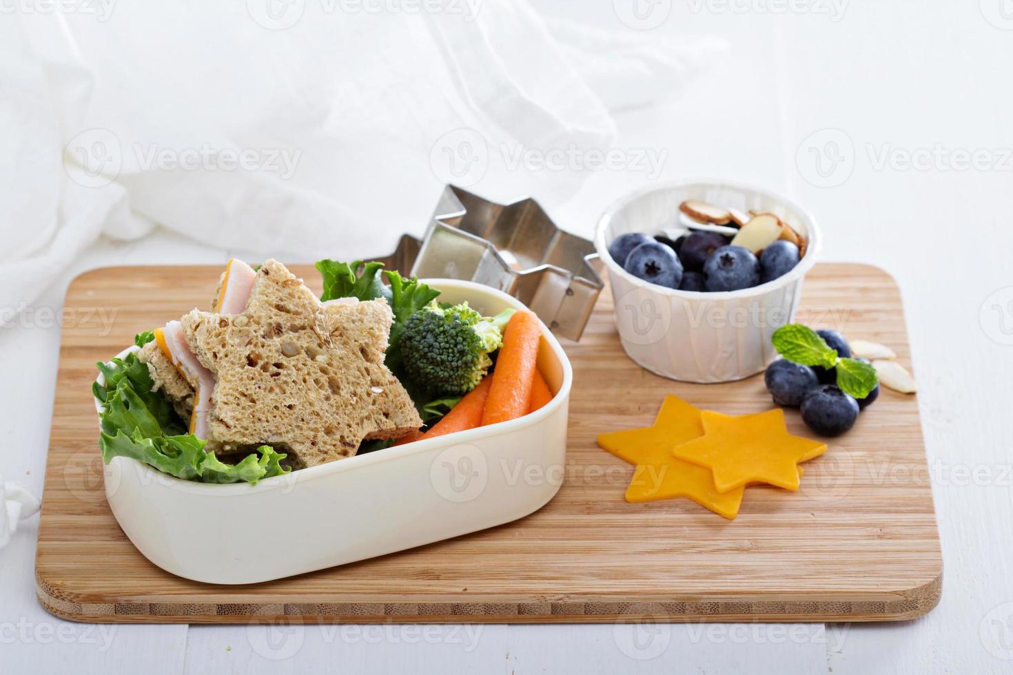 Brotdose mit Sandwich und Salat foto