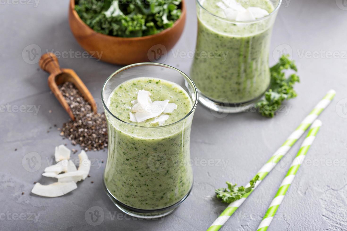 Grüner Smoothie mit Banane, Chia und Grünkohl foto