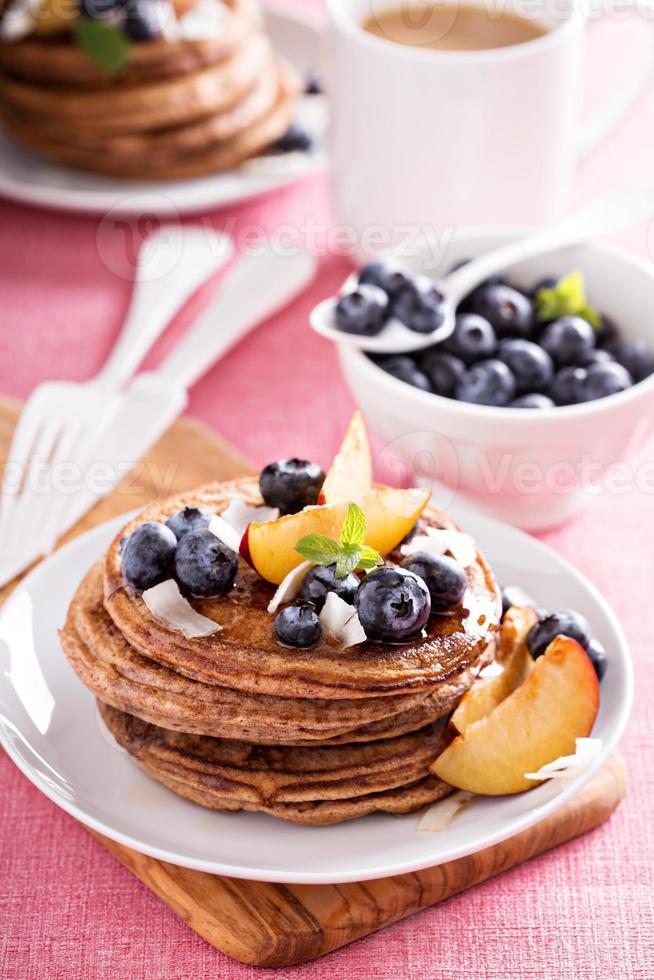 Zimt-Kokosmehl-Pfannkuchen mit frischen Früchten foto