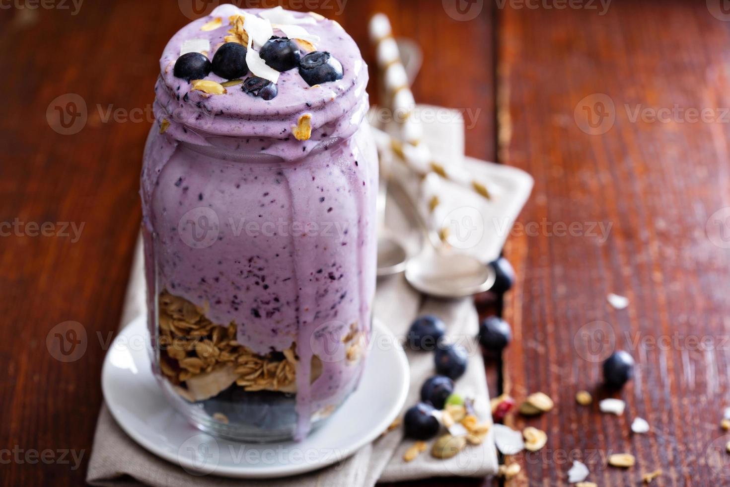 Blaubeer-Smoothie mit Früchten und Müsli foto