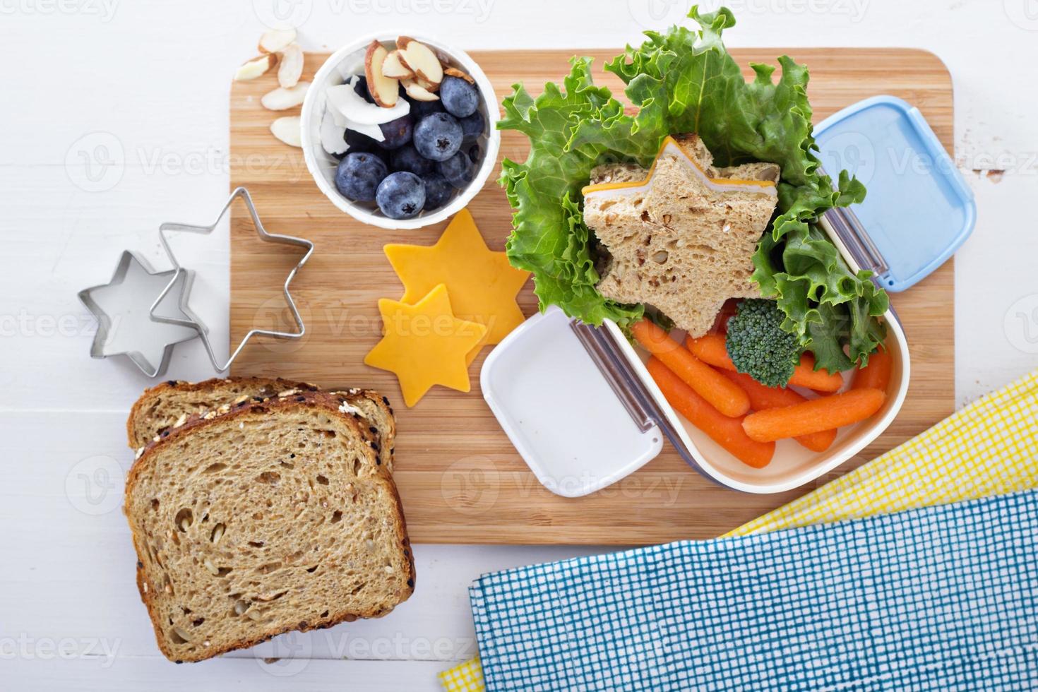 Brotdose mit Sandwich und Salat foto