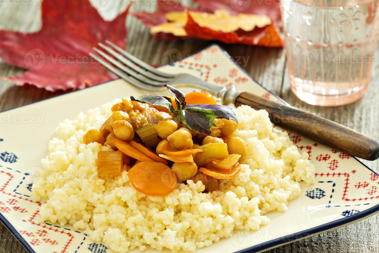 gekochter Couscous, serviert mit geschmortem Gemüse und Kichererbsen foto