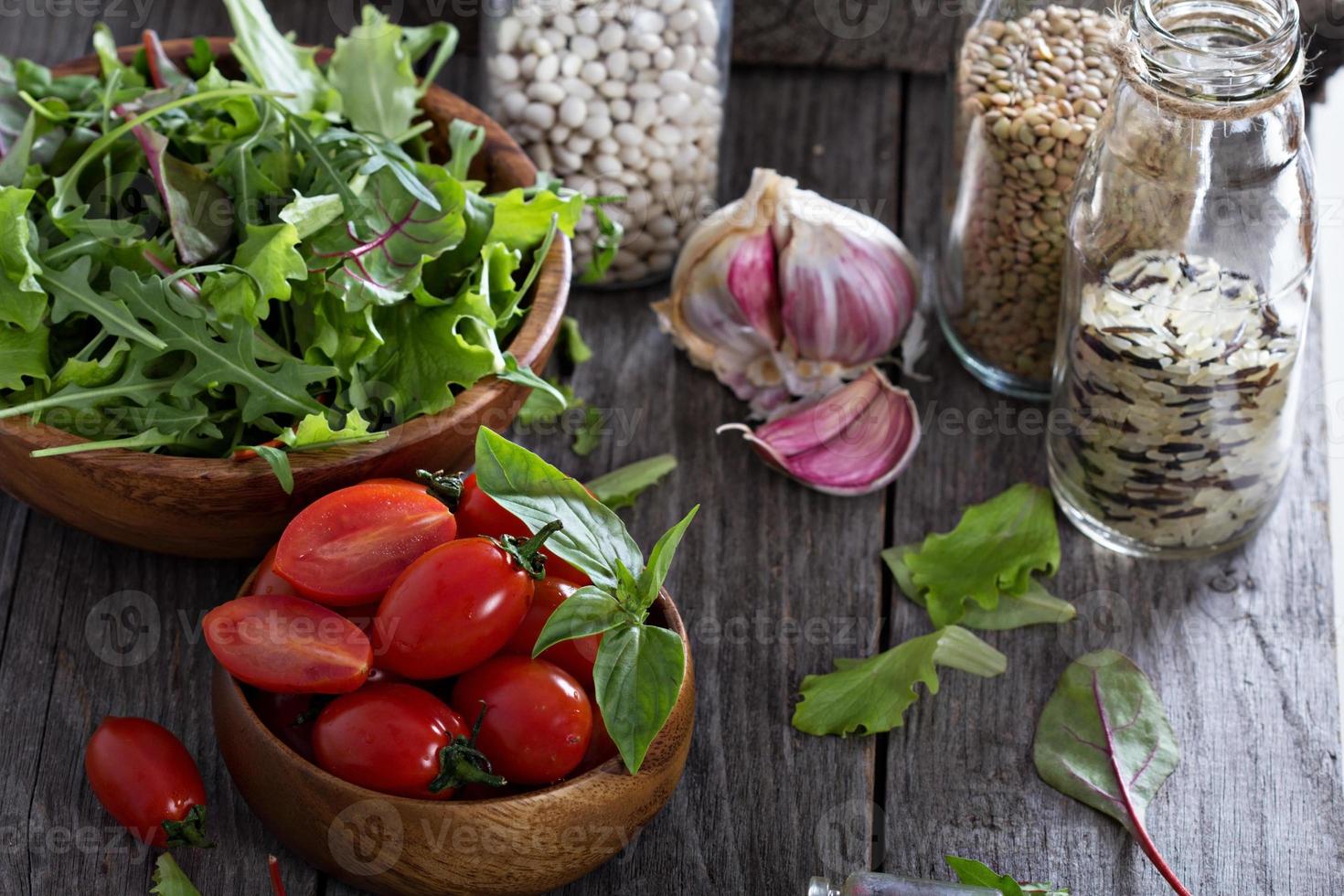 Tomaten, Salatblätter, Bohnen und Reis foto