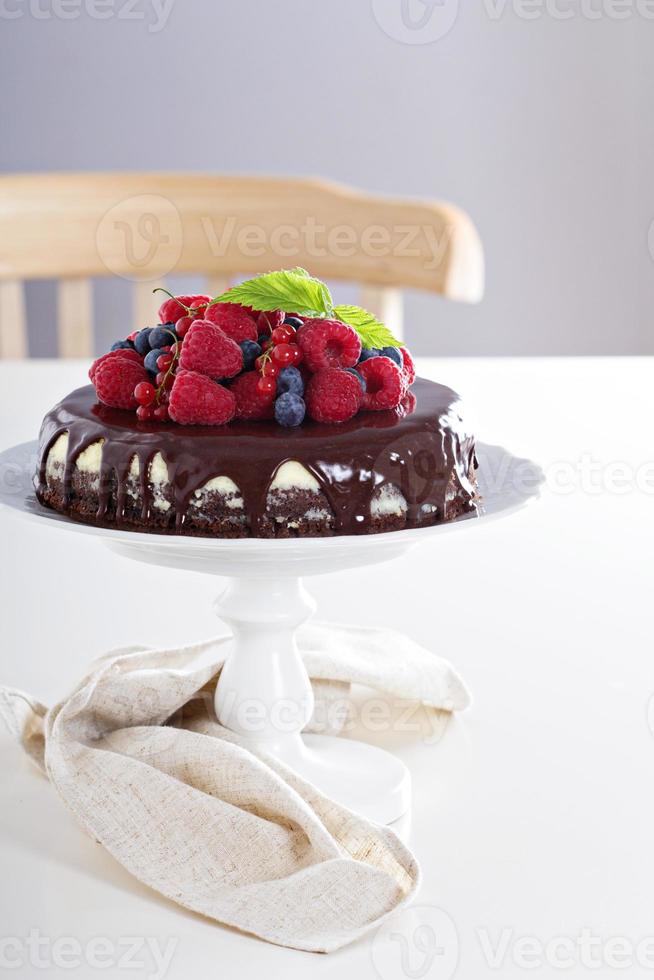 Käsekuchen mit Beeren auf einer Brownie-Schicht foto