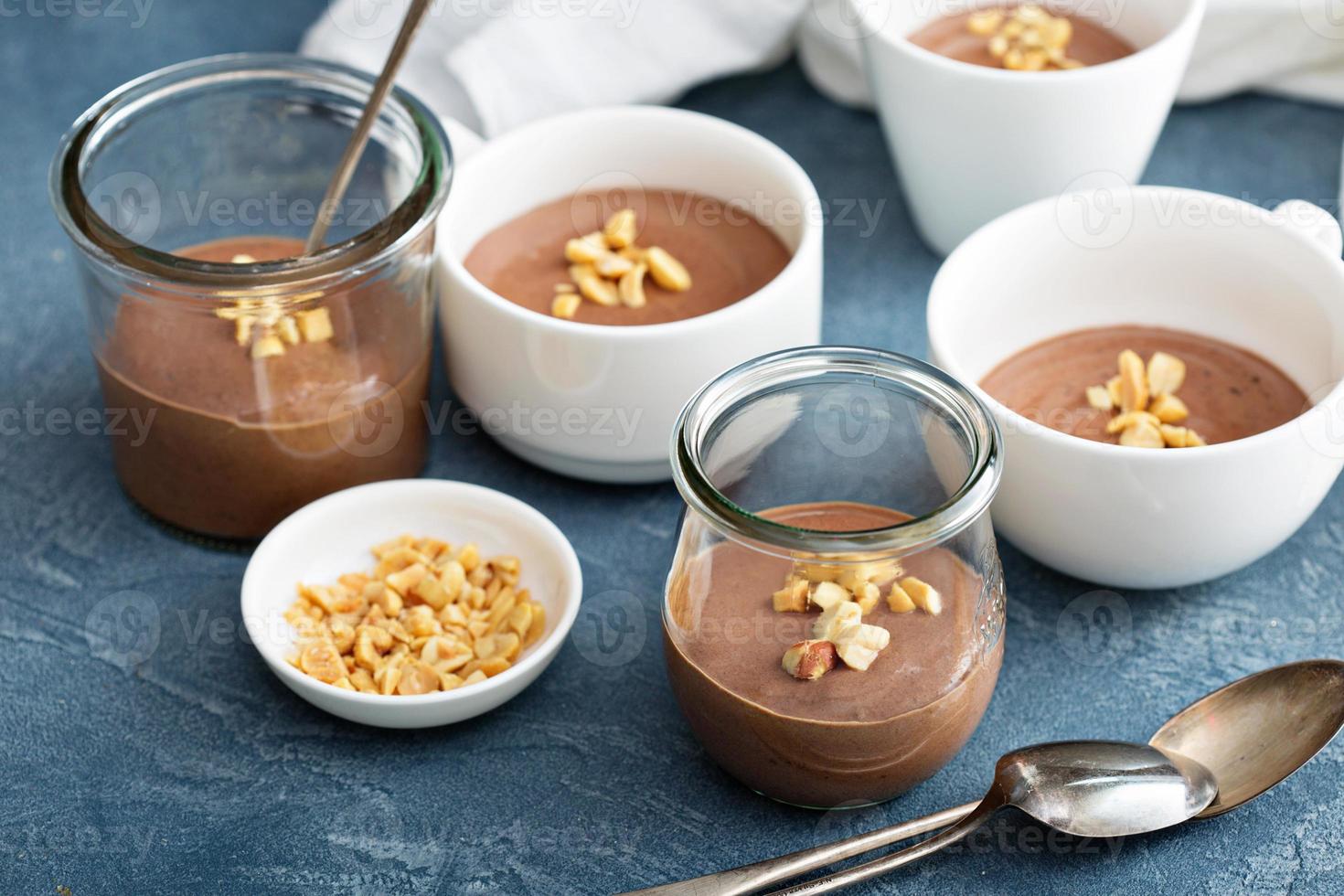 Schokoladen-Joghurt-Dessert mit gesalzenen Erdnüssen foto