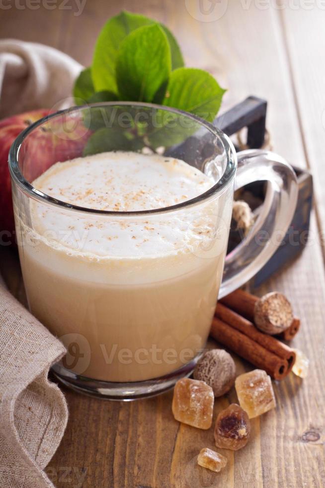 Apfelkuchen Latte mit Zimt und Sirup foto