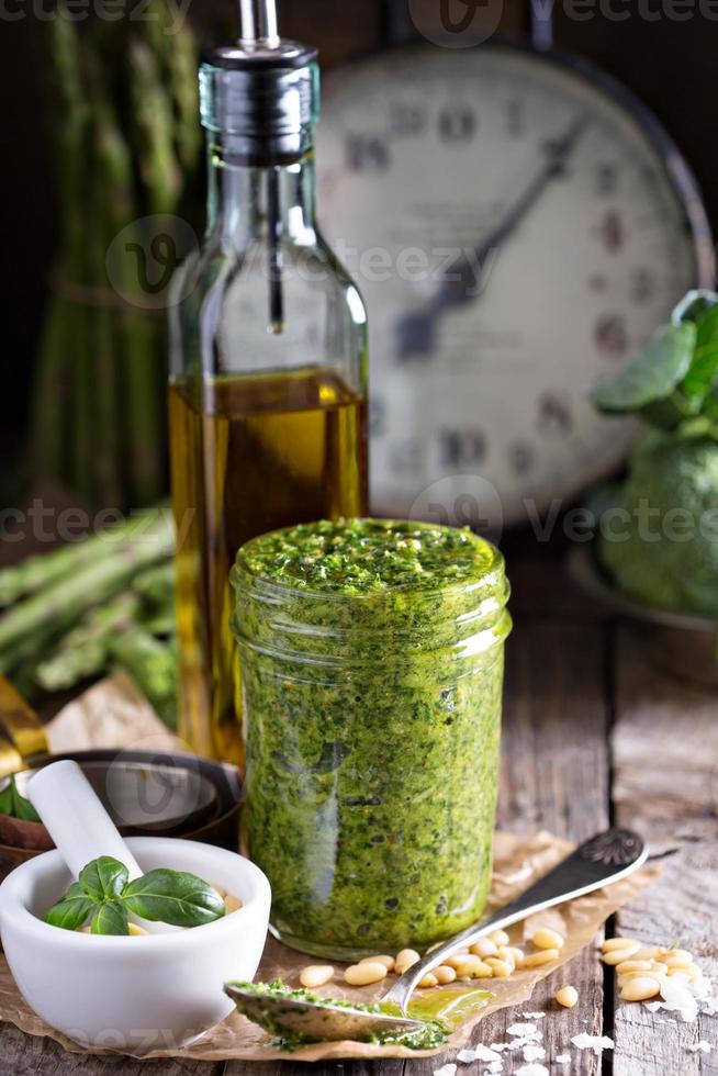 Glas mit hausgemachter Pesto-Sauce foto