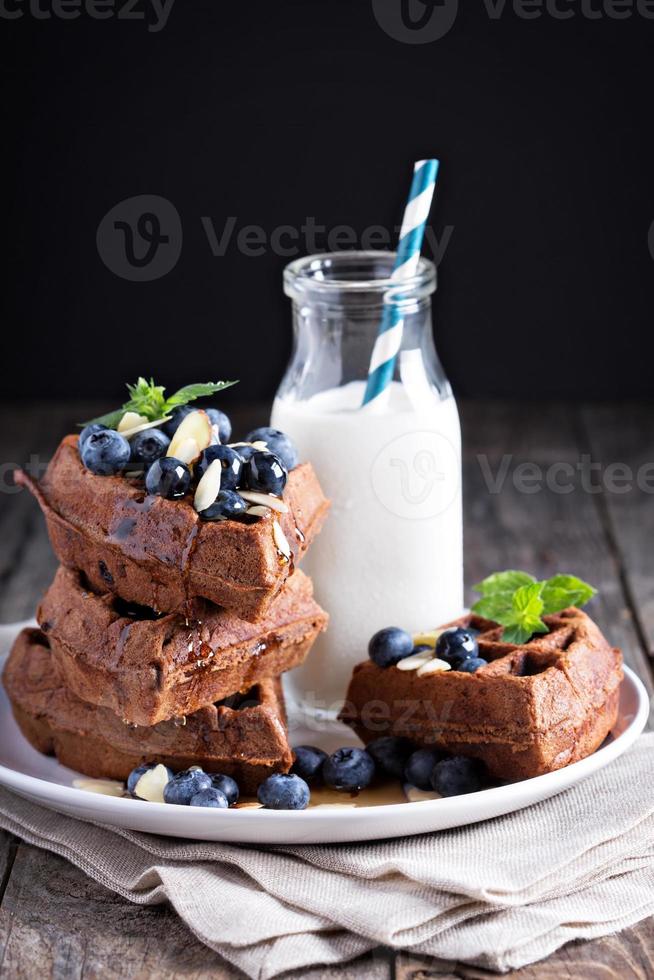 Schokoladenwaffeln mit Milch foto