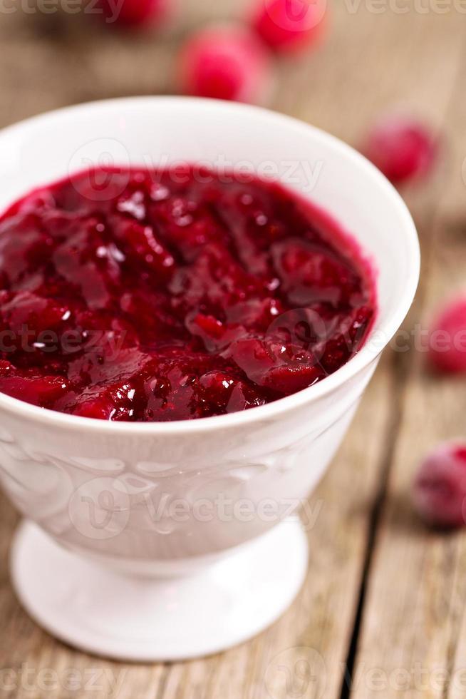 hausgemachte Cranberry-Sauce in einer Tasse, Urlaubsrezept foto