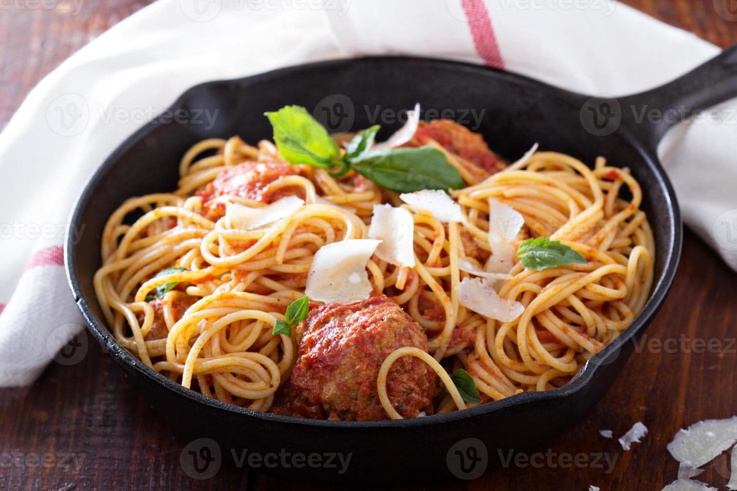 Spaghetti mit Putenfleischbällchen foto