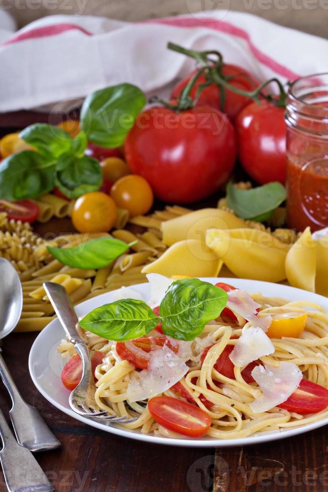 Spaghetti mit Kirschtomaten, Basilikum und Parmesan foto