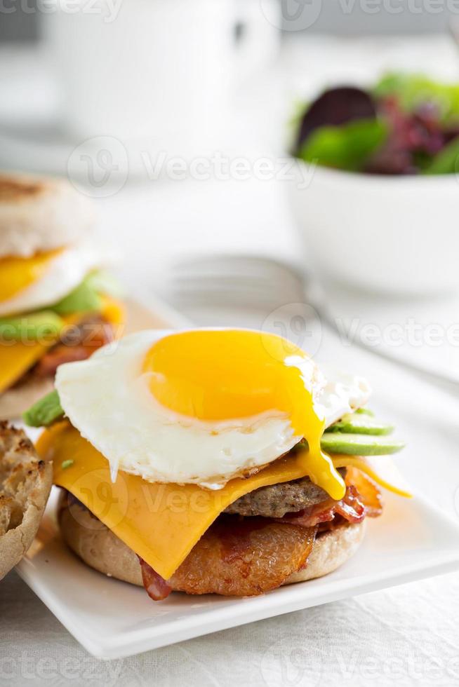 Frühstücksburger mit Avocado, Käse und Speck foto