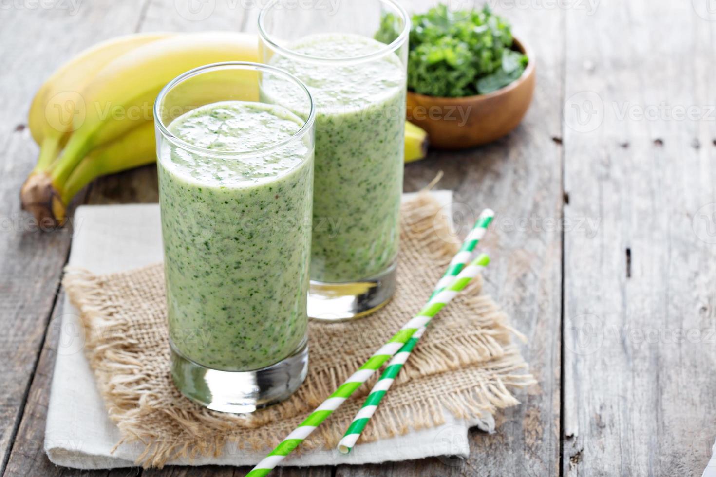 Grüner Smoothie mit Banane und Grünkohl foto