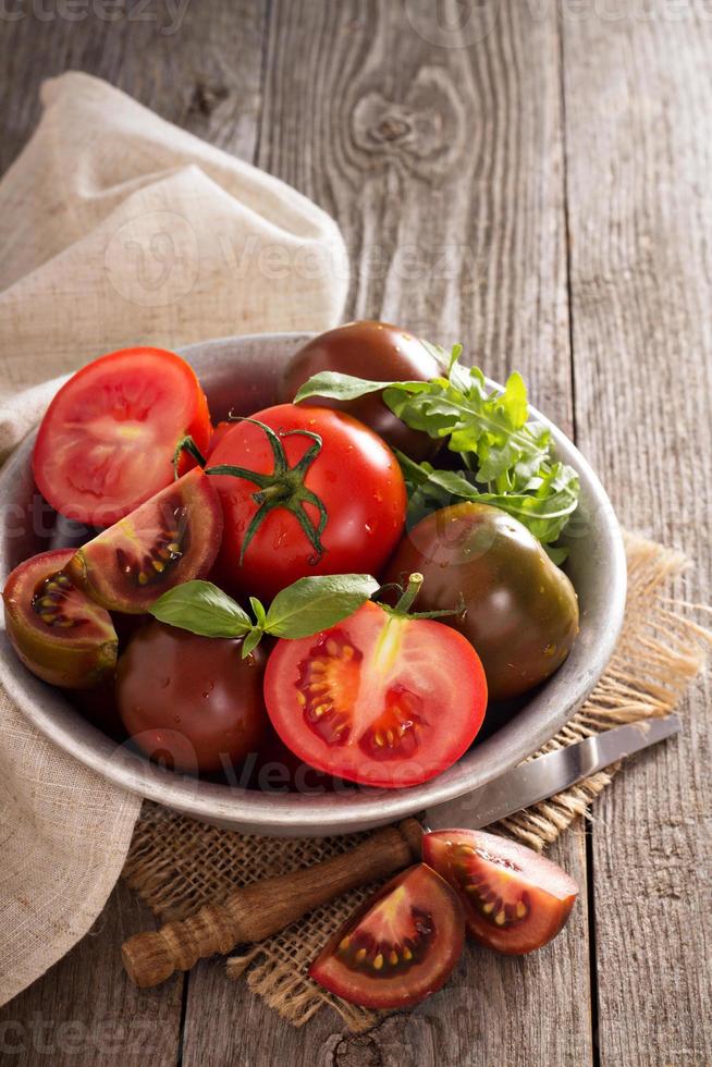 Reife frische Tomaten in einer Schüssel foto