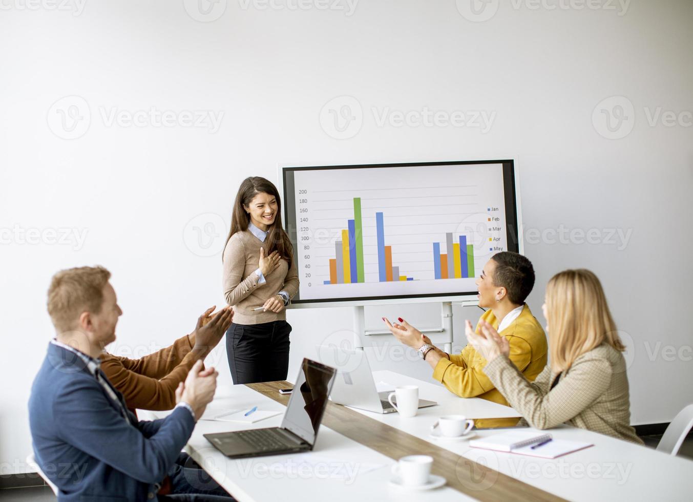 Gruppe multiethnischer Geschäftsleute, die zusammenarbeiten und ein neues Projekt für ein Meeting im Büro vorbereiten foto