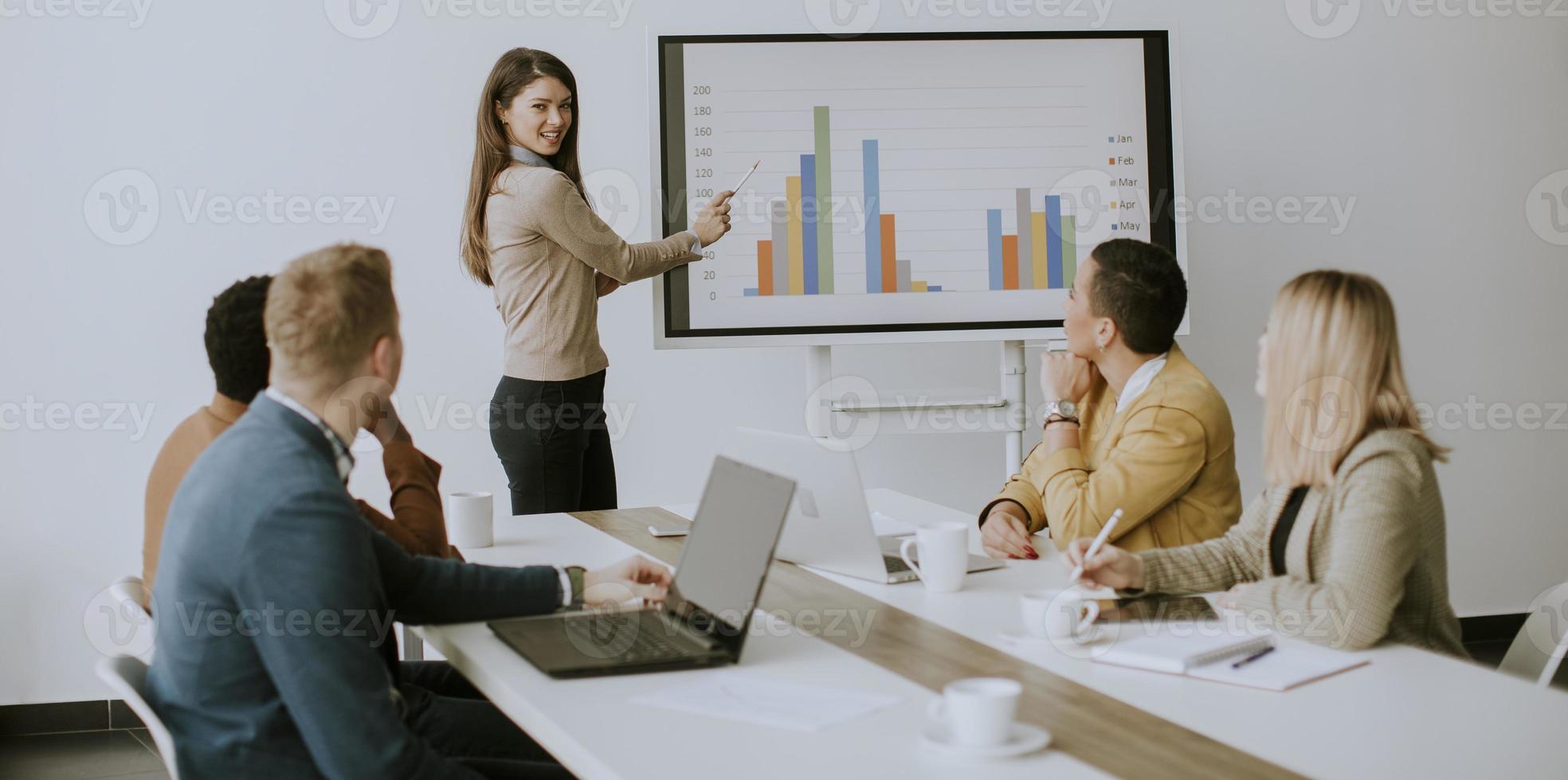 Gruppe multiethnischer Geschäftsleute, die zusammenarbeiten und ein neues Projekt für ein Meeting im Büro vorbereiten foto