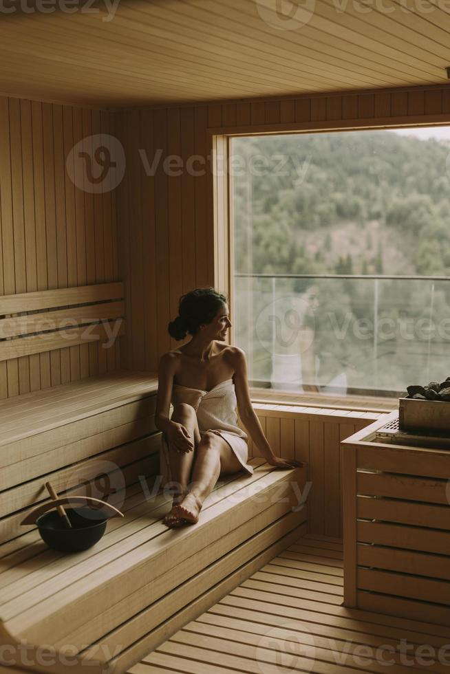 junge frau, die sich in der sauna entspannt foto