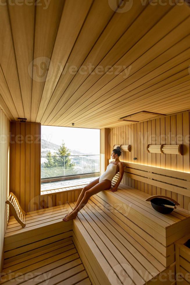 junge frau, die sich in der sauna entspannt foto