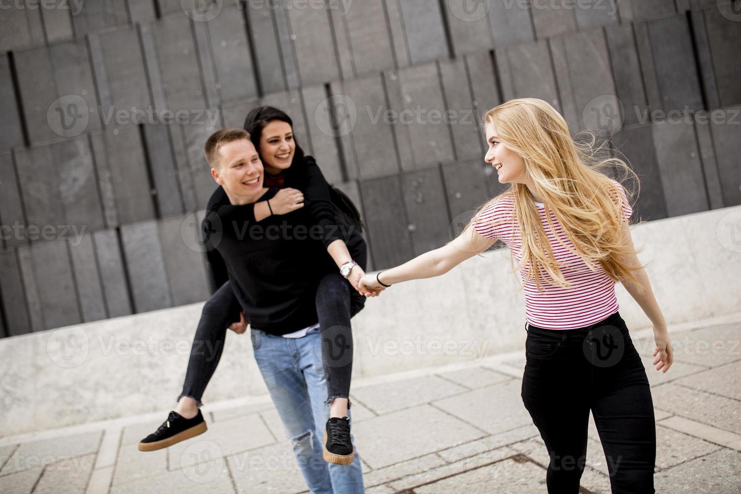 Gruppe junger Leute, die sich im Freien amüsieren foto