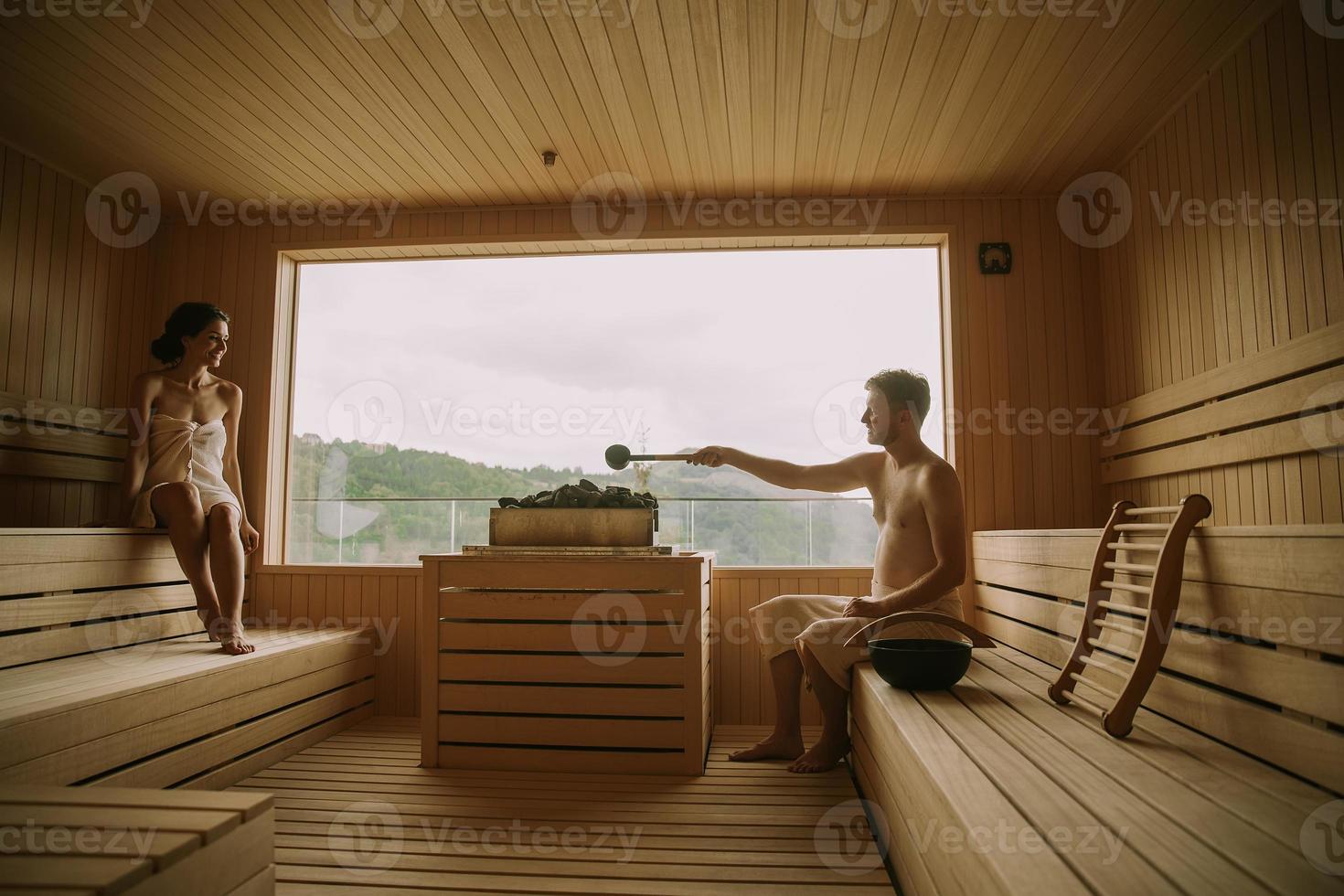 junges Paar entspannt in der Sauna foto